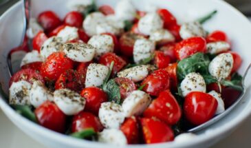 Пятница начинается с этой сковороды: паста с фетой и томатами, от которой семья забывает про телефон