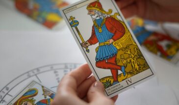 Девы, хватит крутить в голове одно и то же: Таро предупредило, что сегодня вы застряли в мыслях