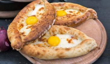 Хачапури по-аджарски дома: хрустящие края, тягучий сыр и жидкий желток — никакого ресторана не надо