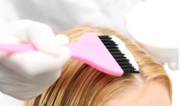 Как сохранить блонд зимой, чтобы волосы не превратились в солому: практические советы против желтизны и сухости