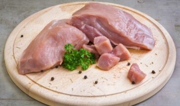 Как соль и терпение делают мясо вкуснее: дедовский способ, который обходит холодильник