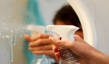 Зеркало после уборки в разводах. Что делать если средство для окон испортило отражение