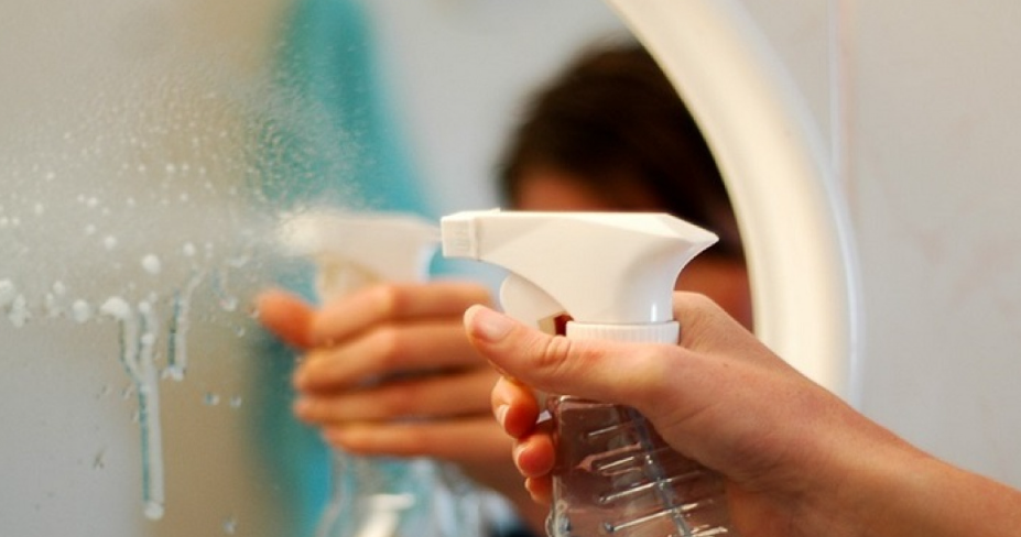 Зеркало после уборки в разводах. Что делать если средство для окон испортило отражение