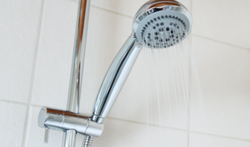 Холод сжигает жир: как две минуты под душем запускают метаболизм без диет и тренировок