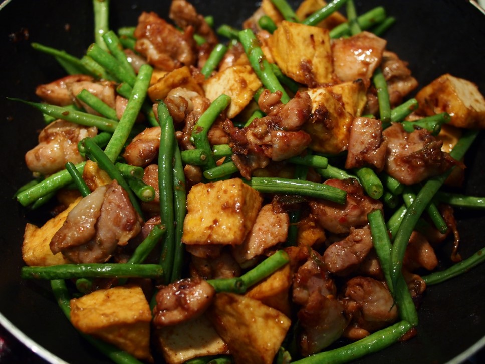 Карри с курицей за четверть часа: этот рецепт затмит доставку из ресторана и обойдётся втрое дешевле