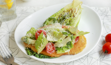 Шницель по-цезарски: горячее и салат на одной тарелке — готовится за 20 минут, а гости думают, что вы весь день на кухне