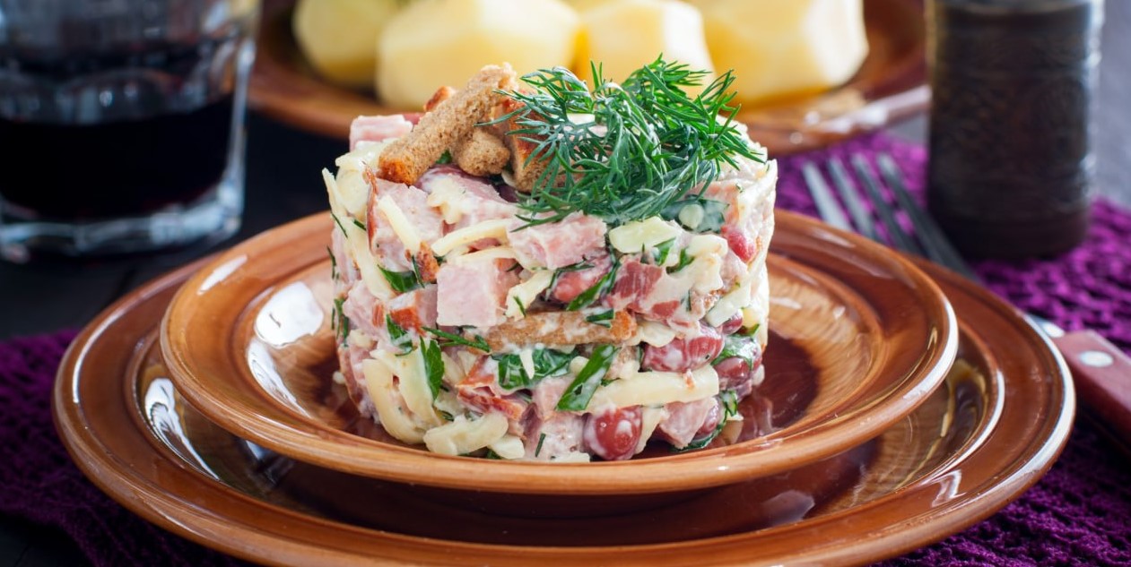 Салат «Минутка» с копчёной курицей — готов за 5 минут, а съедают за секунды!