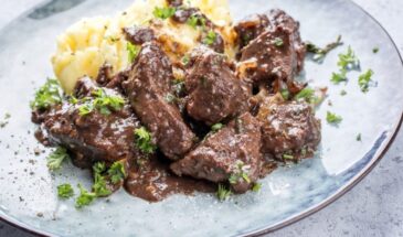 Гуляш из говядины, от которого тает во рту: простой рецепт с детства, но с секретом нежности!