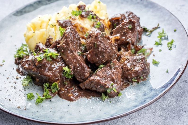 Гуляш из говядины, от которого тает во рту: простой рецепт с детства, но с секретом нежности!