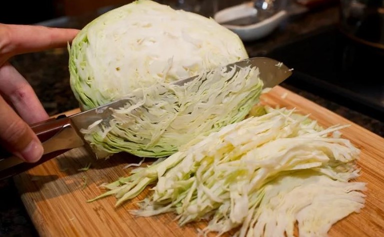 Когда солить капусту в январе и феврале 2026 — удачные дни по лунному календарю, чтобы хрустела до весны