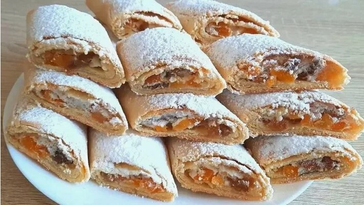 Беру творог и горсть муки — пеку рассыпчатые коржики с курагой. Готово за 30 минут!