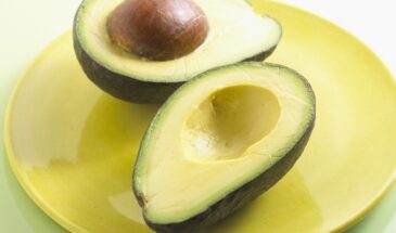 Он жирный, калорийный — и при этом помогает худеть. Почему авокадо стал главным секретом стройных?