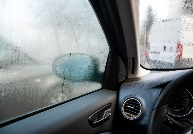 Запотевшие окна — сигнал беды: как советские лайфхаки сушат салон быстрее любой химии