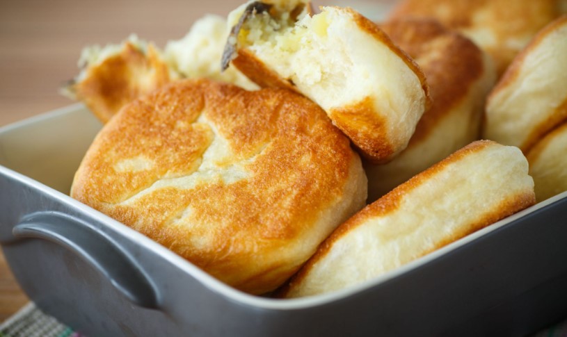 Жареные пирожки на кефире — пышные, мягкие и с нежной начинкой: рецепт, который обожает вся семья