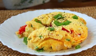 Пышный омлет за 10 минут: секретный рецепт с помидорами и ветчиной, который не подведёт даже новичка