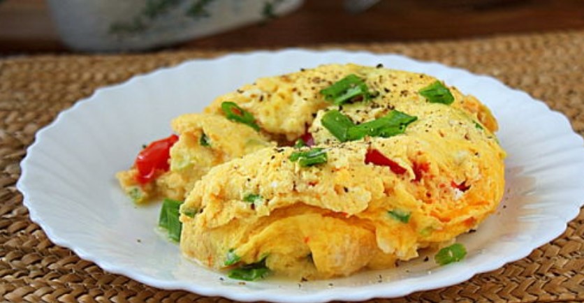 Пышный омлет за 10 минут: секретный рецепт с помидорами и ветчиной, который не подведёт даже новичка