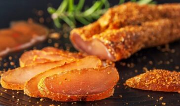 Готовлю несколько дней, но это стоит того: домашняя бастурма из куриной грудки — закуска, от которой все в восторге