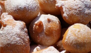 Беру 300 г творога — и готовлю гору нежных пышек: макаю в сметанку и кофе запиваю — изумительно вкусно