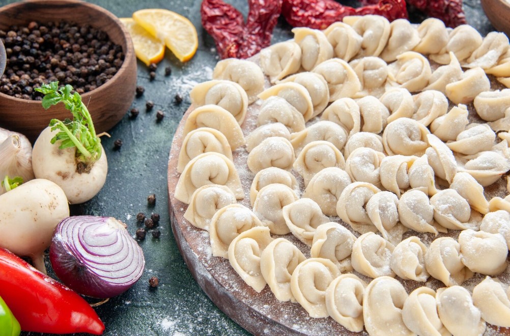 Что подлить в кастрюлю с пельменями, чтобы они стали как в детстве: три простых ингредиента — и бульон хочется пить до капли