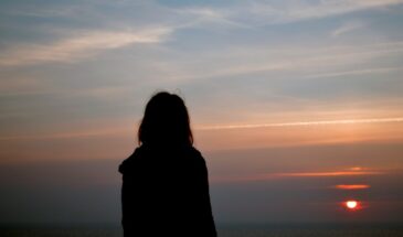 Жить одному после 60 — не трагедия, а освобождение: почему психологи советуют сократить общение с друзьями