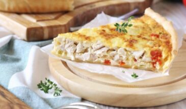 Салаты и рулеты — в прошлое! Этот слоёный торт с курицей и тающим сыром сводит гостей с ума