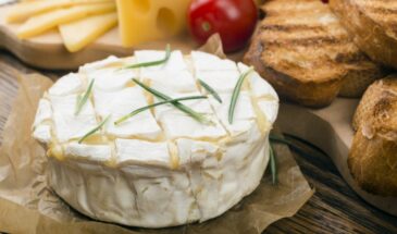 Намерены впечатлить гостей ? Запеките Камамбер с чесноком и розмарином — вкус, от которого все ахнут