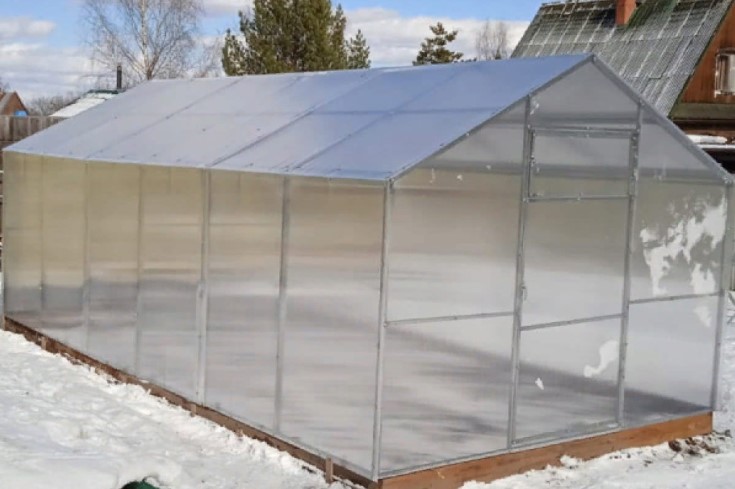 Зачем дачники специально набрасывают снег в теплицу — простой секрет здоровой почвы весной