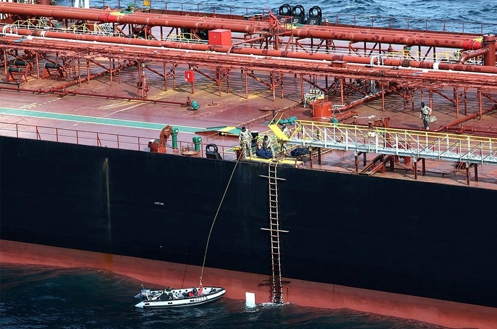 Рогозин призвал сбивать вражеские вертолёты при попытке захвата ими танкеров, но российская элита не станет обижать «партнеров»