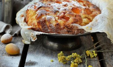 Пышный пирог на сметане за 40 минут: как испечь трёхслойный десерт за один заход