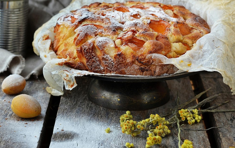 Пышный пирог на сметане за 40 минут: как испечь трёхслойный десерт за один заход