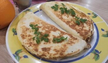 Выходной завтрак за 10 минут: рулет из тортильи с омлетом и начинкой — сытно, вкусно и без хлопот