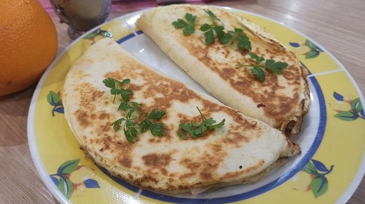 Выходной завтрак за 10 минут: рулет из тортильи с омлетом и начинкой — сытно, вкусно и без хлопот