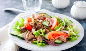 Салат с тунцом за 15 минут: маринованный лук и оливки превращают простое блюдо в гастрономический хит!