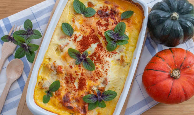 «Ленивая жена» из пельменей: как за 30 минут до прихода гостей превратить замороженную пачку в блюдо, от которого все ахнут