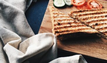 Праздничный сэндвич на 1 января: как приготовить вкусный завтрак из хлеба, масла, сыра и джема за 10 минут