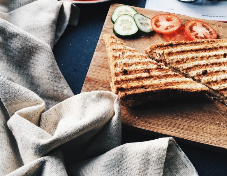 Праздничный сэндвич на 1 января: как приготовить вкусный завтрак из хлеба, масла, сыра и джема за 10 минут