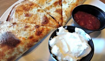 Сырные лепёшки на сметане — начинка та самая: тянется, тает, вы точно на них подсядете