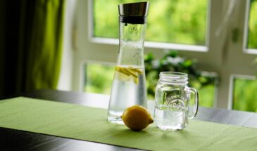 Почему графин с водой на столе — ошибка, из-за которой вы пьёте меньше и тратите больше