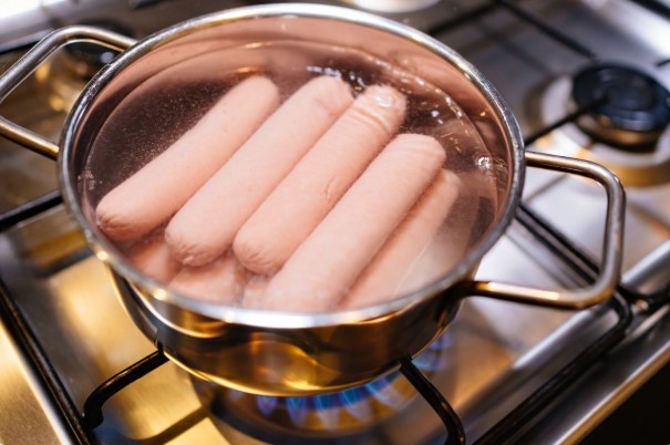 Как не испортить сосиски за 2 минуты: главная ошибка, которую делают почти все