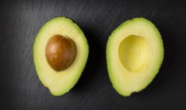 Почему темнеет авокадо после нарезки и можно ли его есть: простой ответ и проверенные способы сохранить свежесть