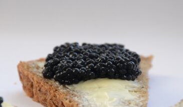 Цена одного бутерброда с чёрной икрой в России достигла 656 рублей