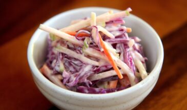 Салат «Очищение» за 10 минут — капуста, яблоко и хрустящая свежесть после праздничного застолья