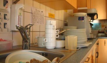 Можно ли оставлять посуду в раковине на ночь? Микробиолог дал чёткий ответ — и он неутешительный