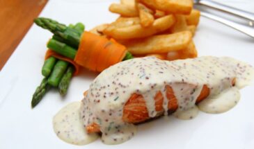 Такой лосось с апельсином — роскошное горячее за 20 минут: сочный, ароматный и с цитрусовым соусом, как в ресторане