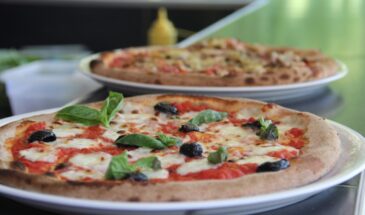 Дома? Легко! Как испечь тонкую пиццу с хрустящим бортиком и тягучим сыром — пошагово, как в итальянской пекарне