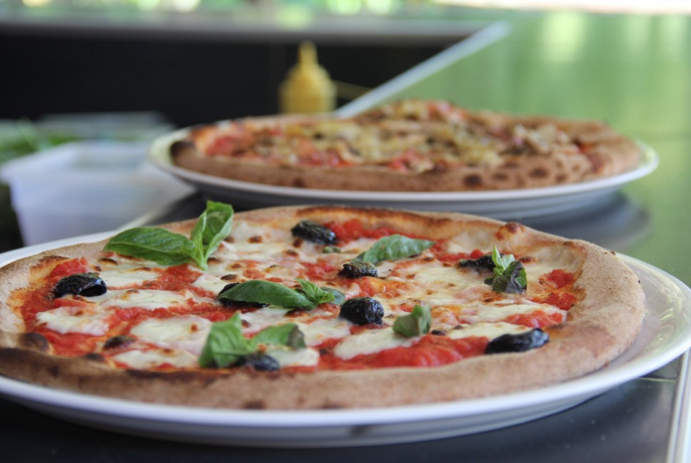 Дома? Легко! Как испечь тонкую пиццу с хрустящим бортиком и тягучим сыром — пошагово, как в итальянской пекарне