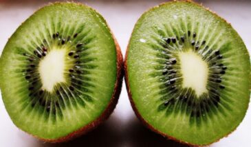 Киви — не просто вкусный фрукт: чем он полезен, кому стоит есть с осторожностью и сколько можно в день