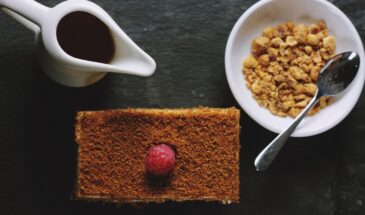 Домашний медовый торт — мягкий, ароматный и без сгущёнки: как приготовить по простому рецепту с нежным сметанным кремом