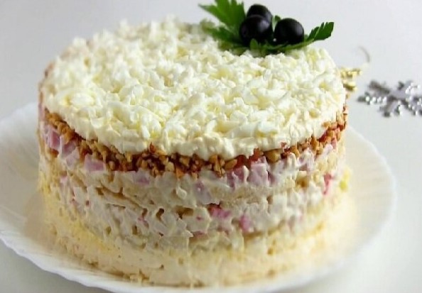 Салат «Снежная королева» — нежный, слоёный и по-новогоднему праздничный