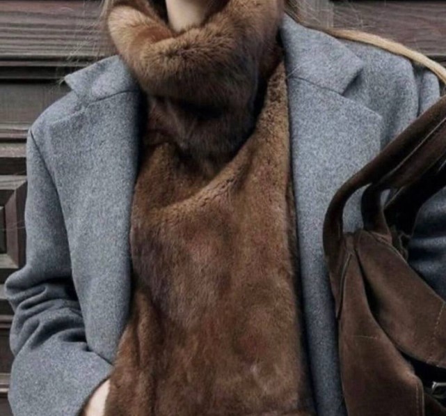 Меховой шарф — не просто для тепла. 5 способов носить его так, что даже пуховик заиграет по-новому